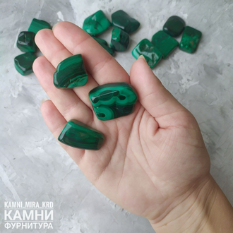 Малахит (мстр.Конго) угловатая галтовка средняя 15-23 мм цена за штуку