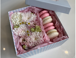 Композиция с цветами и макарон