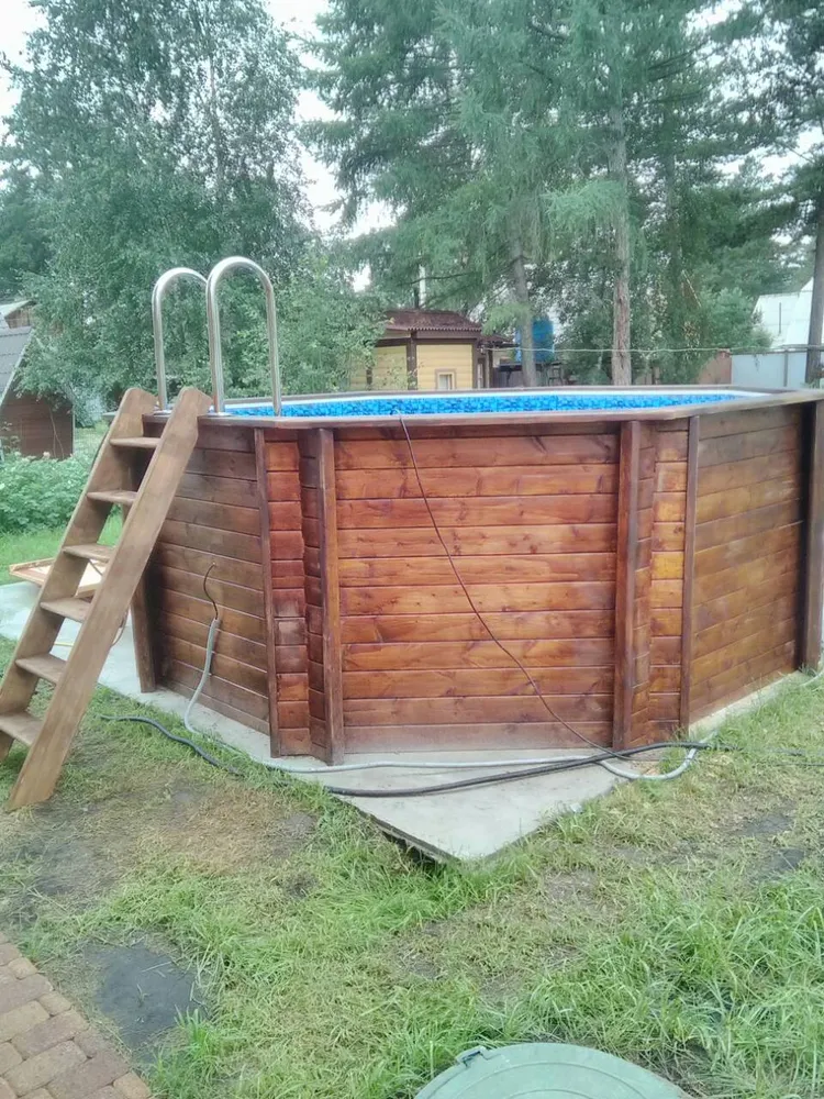 Деревянный бассейн в процессе работы.
Пленка: BLUE ELECTRIC JELLISTONE (Канада)