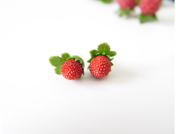 Серьги-гвоздики "Землянички".ЕСТЬ В НАЛИЧИИ.