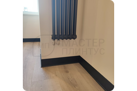 Надежная защита и стильный дизайн: черный алюминиевый плинтус ПЛ 100 с благородным муаровым покрытием.