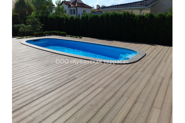 Терраса со встроенными грядками из ДПК у бассейна