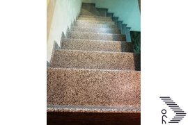 С поворотом 90 градусов с забежными ступенями