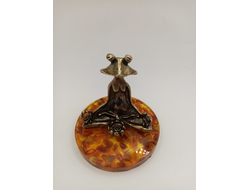 Лягушка на подставке