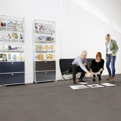 Виниловый пол Wineo 800 Tile XXL Solid Taupe DB00099-1 в интерьере офиса