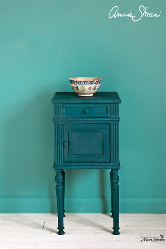 aubusson-blue-side-table_-linen-union-in-provence-_-aubusson-blue-curtain_-piano-in-provence-lampsha