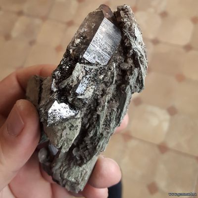 Дымчатый кварц с хлоритом и кальцит на хлорит-серицитовом сланце. Россия. 175*62*52мм