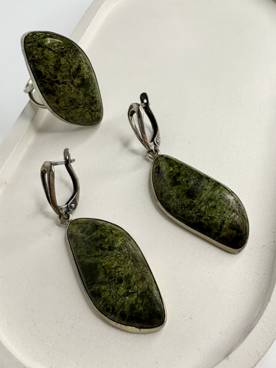 Серьги и кольцо из змеевика