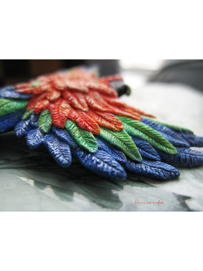 Брошь-птица "Ара, настоящий попугай" из термоглины с микробисером