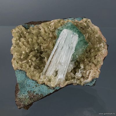 Апофиллит зеленый, гейландит, сколецит (?). Индия. 50*40*30мм