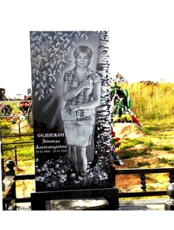 Надгробный памятник с березкою