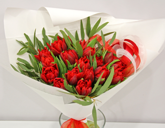 "Люблю" - букет из пионовидных тюльпанов