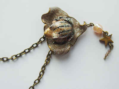"Поймавшая звезду". Бохо-подвеска с лягушкой, барочным жемчугом и гематитовой звёздочкой