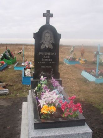 Фото вертикального бюджетного памятника на могилу с крестом наверху в СПб