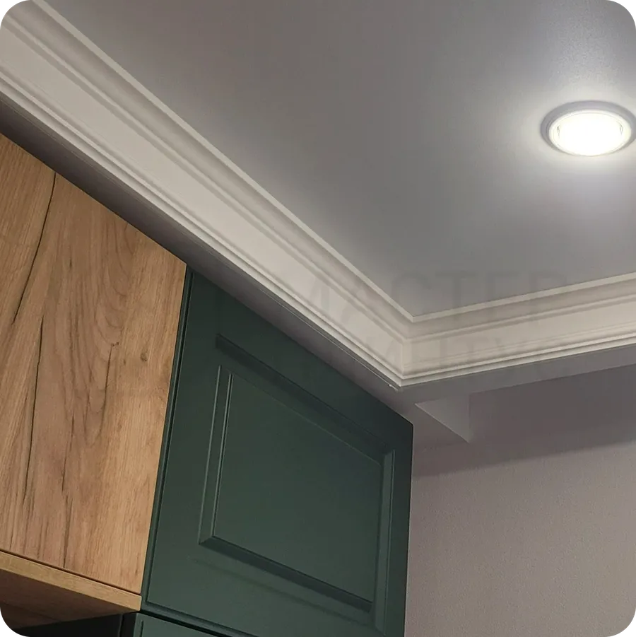 Результат монтажа потолочного плинтуса Decor-Dizayn — идеально ровный и аккуратный стык между потолком и стенами, который придаёт помещению законченный вид