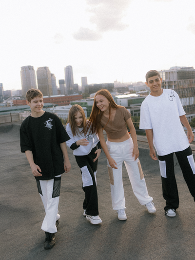 Брюки с накладными карманами из мешковины