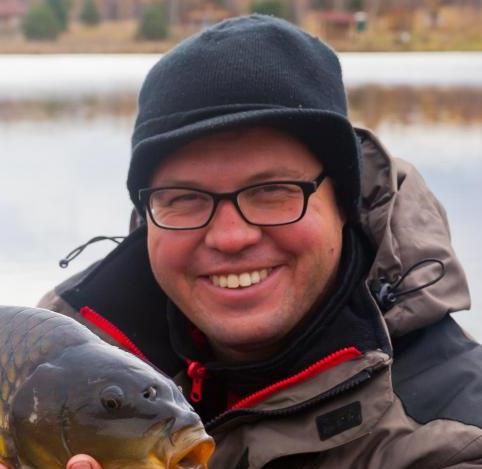 рыбак 50. человек на рыбалке фото. рыбак 50. фотосессия на рыбалке мужская. довольный рыбак.