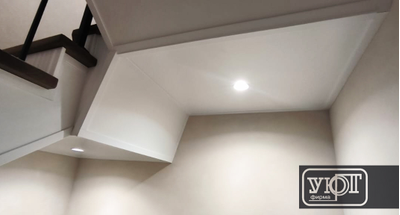 л-5/9. Лестница с металлическим ограждением. Поручень, ступени - массив ясеня