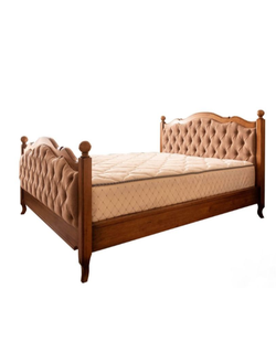 Кровать с мягким изголовьем и изножьем.