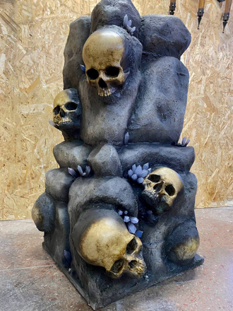 Pedestal with crystal