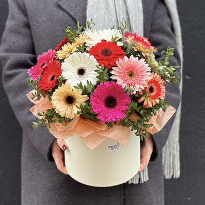 Шляпная коробка из 15 гербер