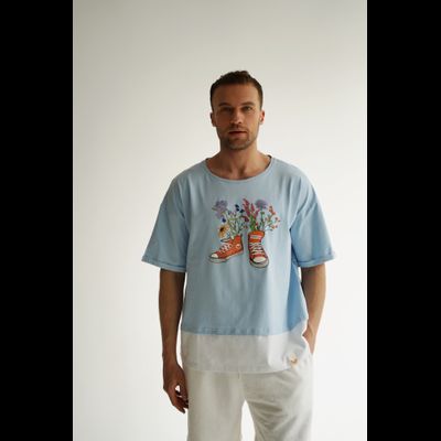 МУЖСКАЯ ФУТБОЛКА ГОЛУБАЯ "ЦВЕТОЧНЫЕ КЕДЫ"