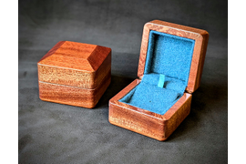 Шкатулка из красного дерева, для значков. Изготовление на заказ