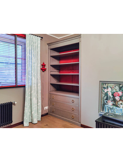 Встроенная библиотека узкая в контрастной отделке.