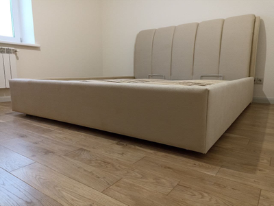 Современная дизайнерская кровать Орлеан, мягкое высокое изголовье, прямая стежка, фанера, усиленная металлом, с подъемным механизмом и бельевым ящиком