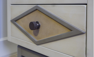 Письменный стол с тумбой слева, в стиле 50-х.