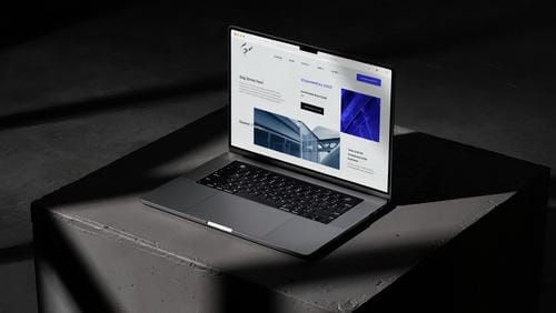 Сайт-визитка промышленного предприятия на экране ноутбука