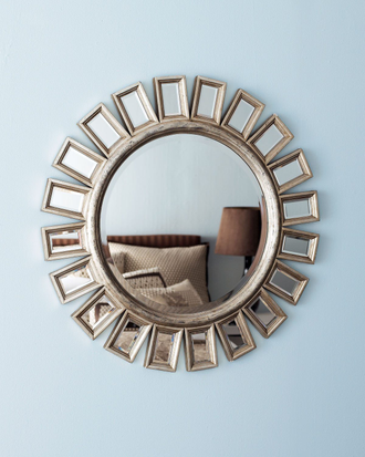 Зеркало солнце в серебряной раме в виде прямоугольных зеркальных элементов.