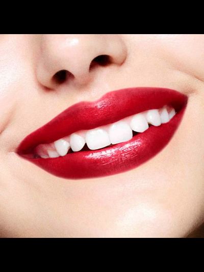 ARTISTRY GO VIBRANT™ Кремовая губная помада 106 Secret Crush Scarlet