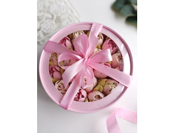 Шляпная коробка с тюльпанами из зефира (розовая)