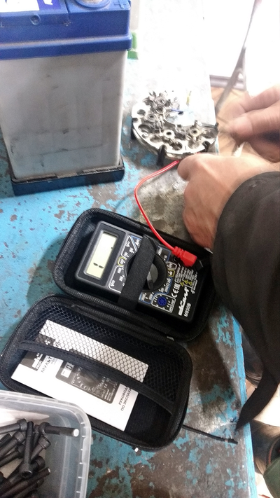 компактный цифровой мультиметр в твердом чехле