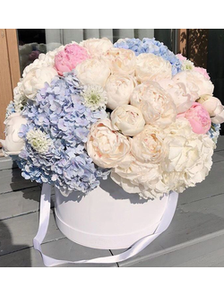 Шляпная коробка с гортензией и пионами