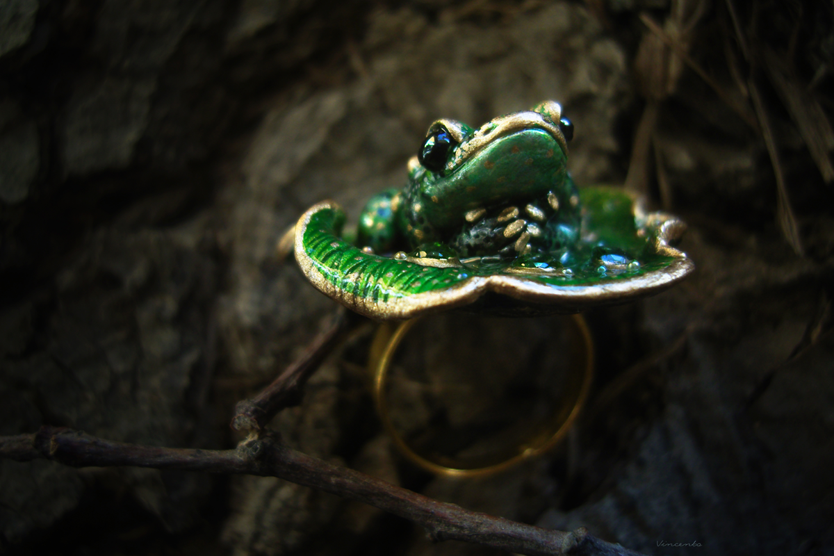Кольцо-лягушка в технике скульптурной миниатюры, украшение с хромдиопсидами