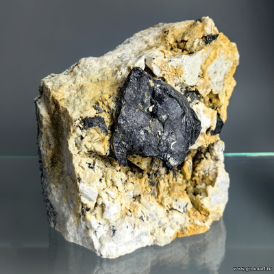 Ильменит, кристалл на полевом шпате. Россия. 140*75*155мм