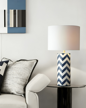 Керамическая лампа с шевронным синим узором.