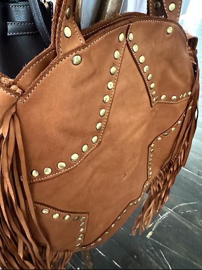 Женская сумка из натуральной вареной кожи с бахромой и заклепками Vera Pelle M&amp;Marie 026870 CAMEL