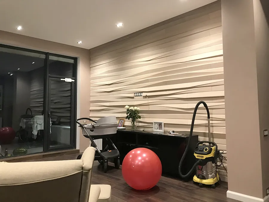 Панели Slabs в материале Technostone с натуральной благородной поверхностью камня бежевого цвета сделали интерьер частного дома запоминающимся, ведь рельефный камень - это редкое явление.