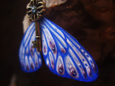 "Ключик от неба", бохо-подвеска с сапфиром и шёлковыми крылышками феи