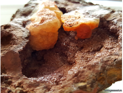 Кальцит, сферолиты на лимоните. 90*76*48мм