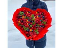 Букет "Ягодное сердце с физалисом"