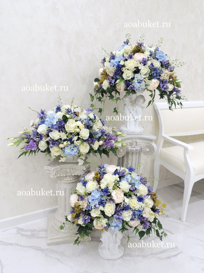 Композиция из искусственных цветов на статуэтке Ангелочков Барбара № СА005/Купить в С-ПБ на AOABUKET