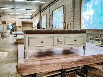 Пуф с двумя ящиками и декором.