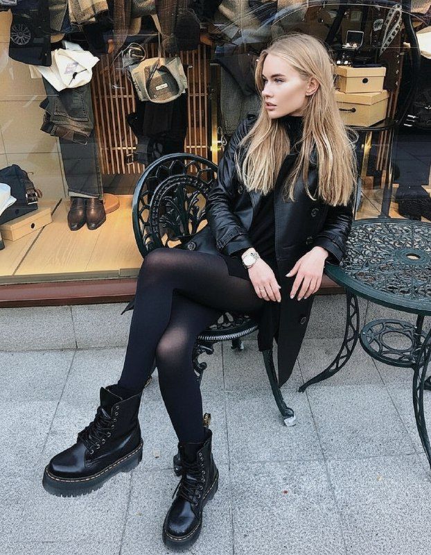 Девушка в платье с dr.martens sinclair