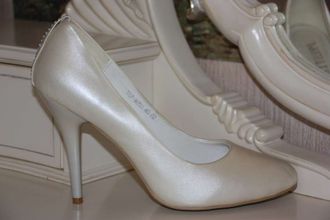 Свадебные туфли цвет айвори перламутр пятка украшена стразами серебренные средний устойчивый каблук  № 50