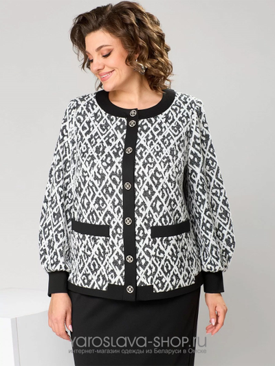 Стильный костюм в деловом стиле, состоящий из жакета и юбки