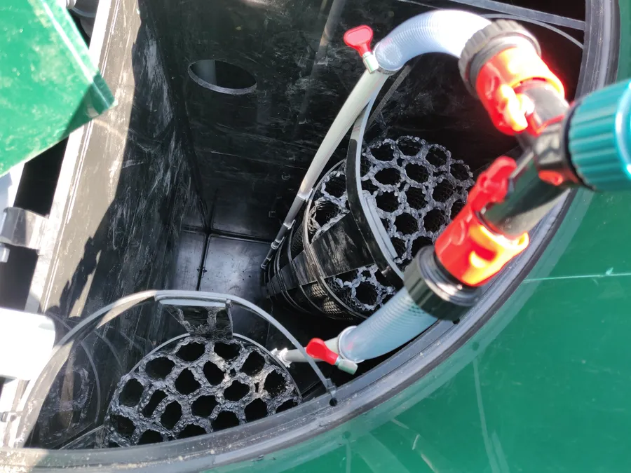 ЕВРОЛОС ПРО 30 настолько большая, что во второй камере установлены аж две кассеты с биозагрузкой - сердце очистки!